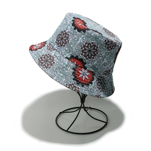 Dettaglio cappello pescatore in cotone con stampa floreale mandala blu su supporto nero