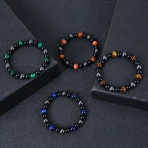 Détail de quatre bracelets en perles d'oeil de tigre et pierre magnétique de 8mm sur cuir noir