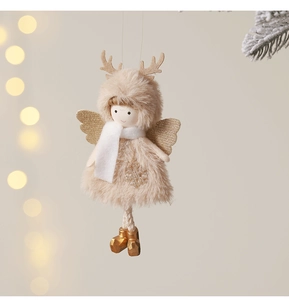 Détail d'un ange de Noël en peluche avec bois de cerf et broderie délicate de flocon de neige