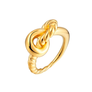 Makro-Detail des vergoldeten Edelstahl-Knotenrings mit gedrehter Seilstruktur