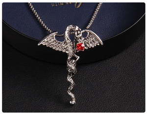 Collier dragon gothique argenté avec une pierre rouge centrale et chaîne box