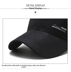 Vue détaillée de la visière renforcée et du logo métallique sur la casquette noire