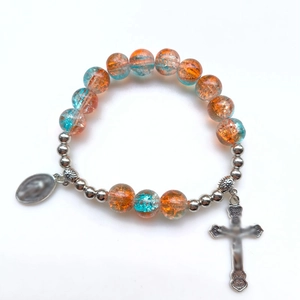 Dettaglio del bracciale in perle di vetro crackle arancioni e blu con ciondolo a croce