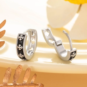 Paire de boucles d'oreilles créoles argentées avec motif croix noire en émail