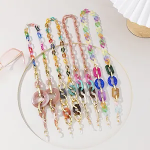 Dettaglio di catenelle per occhiali in acrilico colorato con anelli in silicone antiscivolo