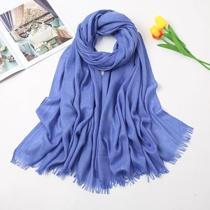 Nahaufnahme des blauen Schals aus Baumwollleinen mit Vintage-Muster und Fransen