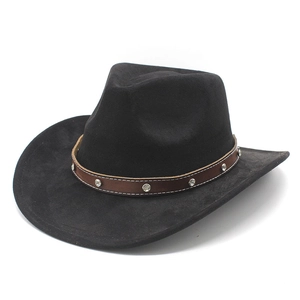 Dettaglio cappello da cowboy in camoscio nero con cinturino in pelle e borchie