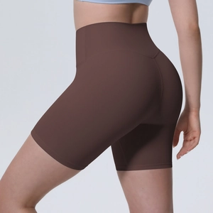 Détail macro du short de yoga marron sans couture à taille haute et tissu extensible