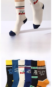 Gros plan de chaussettes en coton mi-mollet en six couleurs vintage avec motifs rétro