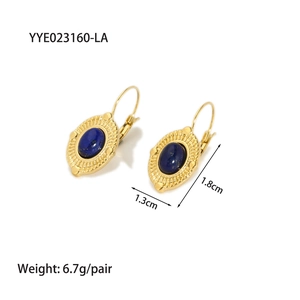 Détails de boucles d'oreilles vintage dorées avec pierre de lapis-lazuli et mesures