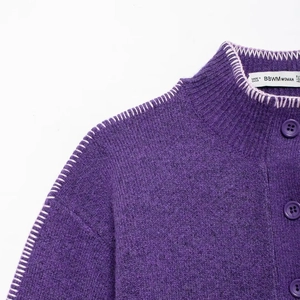 Cardigan in maglia viola con cuciture bianche a contrasto su collo alto e spalla