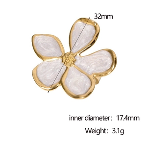 Détail d'une bague fleur en émail blanc de 32mm avec un diamètre intérieur de 17,4mm