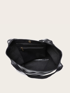 Vue de l'intérieur d'un sac cabas noir avec poche zippée dorée et fermeture à pression