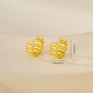 Détails de créoles nervurées plaquées or avec dimensions 1,3 cm de haut et 0,6 cm de large