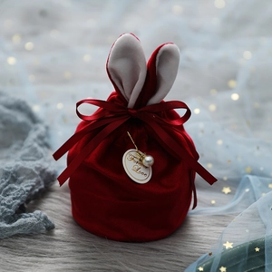 Sachet cadeau de mariage en velours rouge avec oreilles de lapin et pendentif perle