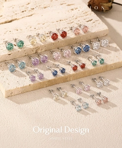 Vue détaillée de puces d'oreilles colorées en zircon avec sertissage à quatre griffes