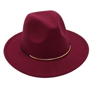 Détail du chapeau Fedora en laine bordeaux avec ruban décoratif noir et doré épuré