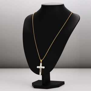 Collier en acier inoxydable doré avec pendentif croix crucifix de Jésus bicolore pour homme