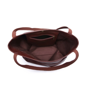 Vue de dessus de l'intérieur du grand sac cabas avec poche zippée et fermoir magnétique