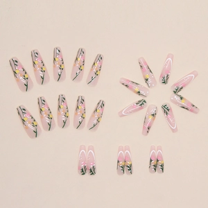 Faux ongles ballerine longs à motif tulipes et base rose nude translucide