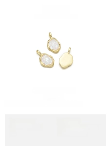 Details des unregelmäßigen 18K vergoldeten Kupferanhängers mit buntem Opal-Inlay