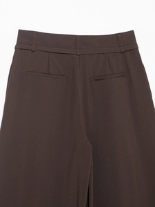 Dettaglio della vita, passanti e tasche posteriori dei pantaloni larghi marrone scuro