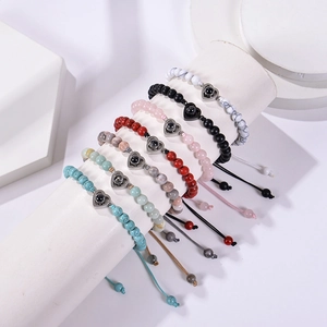 Bracelets de projection faits main avec breloques en cœur et pierres naturelles en vue