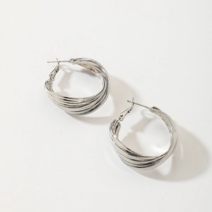 Orecchini a cerchio geometrici intrecciati in argento con design a curve metalliche