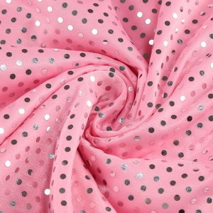 Gros plan détaillé du tissu rose à pois avec paillettes argentées et volants texturés