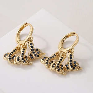 Pendientes de serpiente chapados en oro 18K con micro circonitas azul oscuro