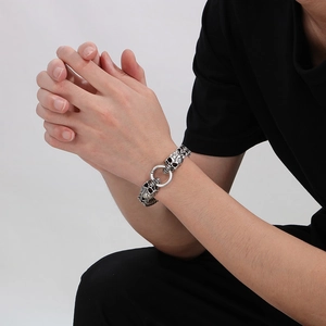 Punk style stainless steel skull bracelet for men featuring a circular clasp design