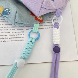 Détail de la broderie papillon sur pochette à lunettes en toile avec cordon tressé