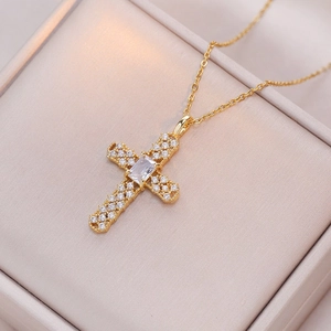 Collier croix doré pour femme avec zircons blancs scintillants sur fond en soie rose