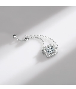 Détail d'une bague chaîne ajustable en argent S925 avec un oxyde de zirconium carré