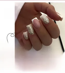 Dettaglio delle unghie glitter oro champagne e punte francesi in rosa nude