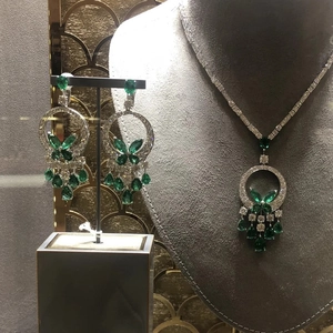 Dettaglio set di gioielli di lusso con collana di smeraldi e diamanti e orecchini abbinati