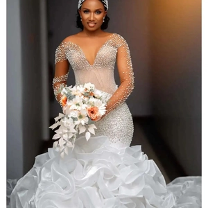 Vue détaillée d'une robe de mariée sirène luxueuse avec perles et diamants scintillants