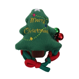 Gros plan sur chouchou peluche sapin de Noël avec cloches et broderie Merry Christmas