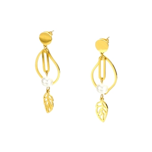 Orecchini a foglia dorata con perle bianche e cerchi in stile minimal ed elegante