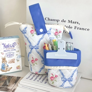 Draagbare gewatteerde bloemen pennenzak met blauw strikmotief en handige riem