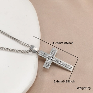 Collier en titane avec pendentif croix serti de cristaux sur plateau blanc, 4,7 cm
