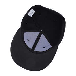 Innenansicht einer schwarzen Hip-Hop-Snapback mit hochwertigem Futter und Polyester-Etikett