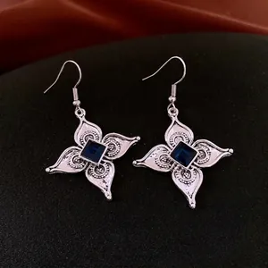 Boucles d'oreilles fleur en argent vintage avec cristal bleu et gravure florale