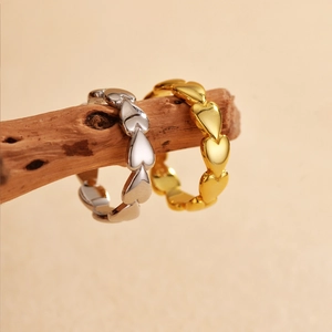 Elegant S925 sterling silver heart bead rings in gold and silver finish on wood