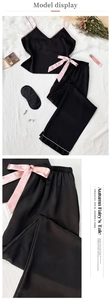 Détail de l'ensemble de pyjama en soie noire avec liseré rose, caraco, pantalon et masque