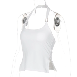 Détail du haut dos nu blanc avec anneaux métalliques et fente latérale sur mannequin