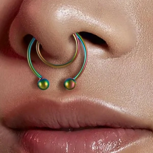 Close-up van een regenboogkleurige nep neusring en hoefijzer piercing op het model