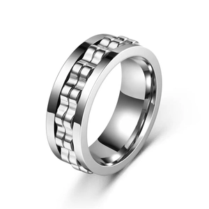 Vue détaillée d'une bague rotative en argent poli avec texture d'engrenage