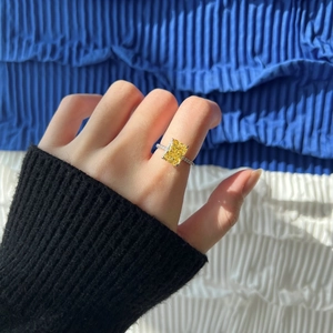 Dettaglio dell'anello in argento s925 con diamante giallo taglio radiant sulla mano del modello