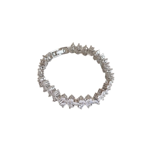Élégant bracelet fleur argenté orné de zircons marquise avec un fermoir à rabat sécurisé